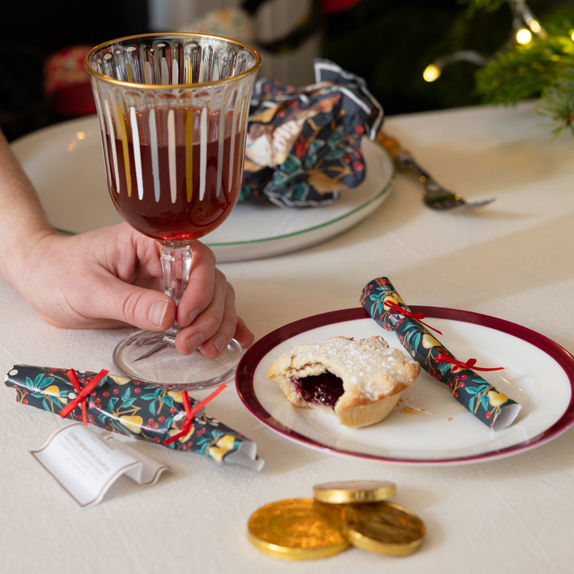 Partridge & Pear Christmas Saucer Crackers - 8 Pack
