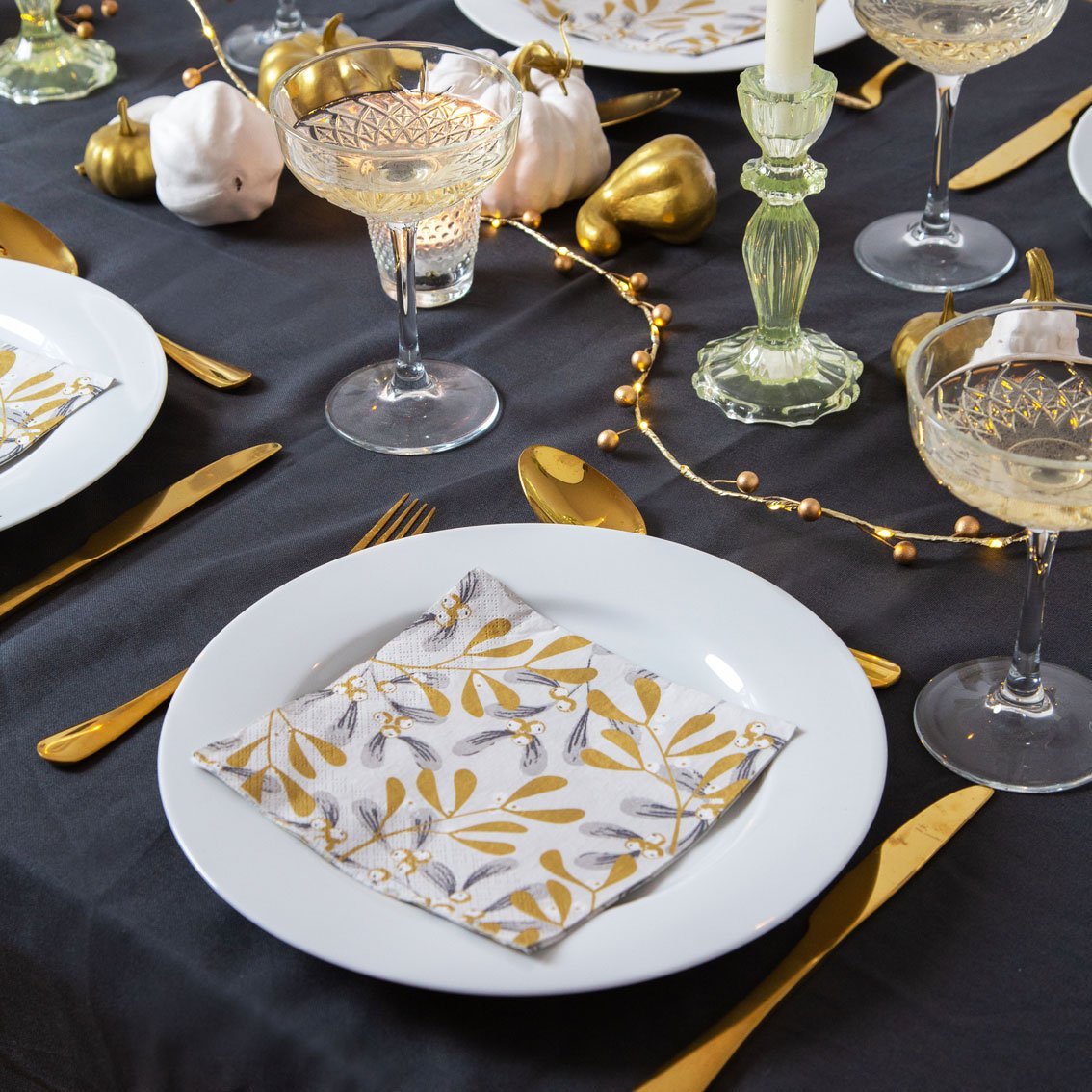 Gold Mistletoe Christmas Paper Napkins - 20 Pack